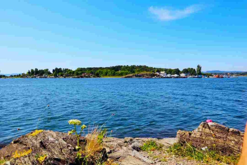 You can still enjoy the blue waters in the Oslo Fjord in September, the weather is often nice with sunny blue skies like on this photo